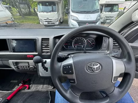 グレーハイエース（FOX Camper の車両）