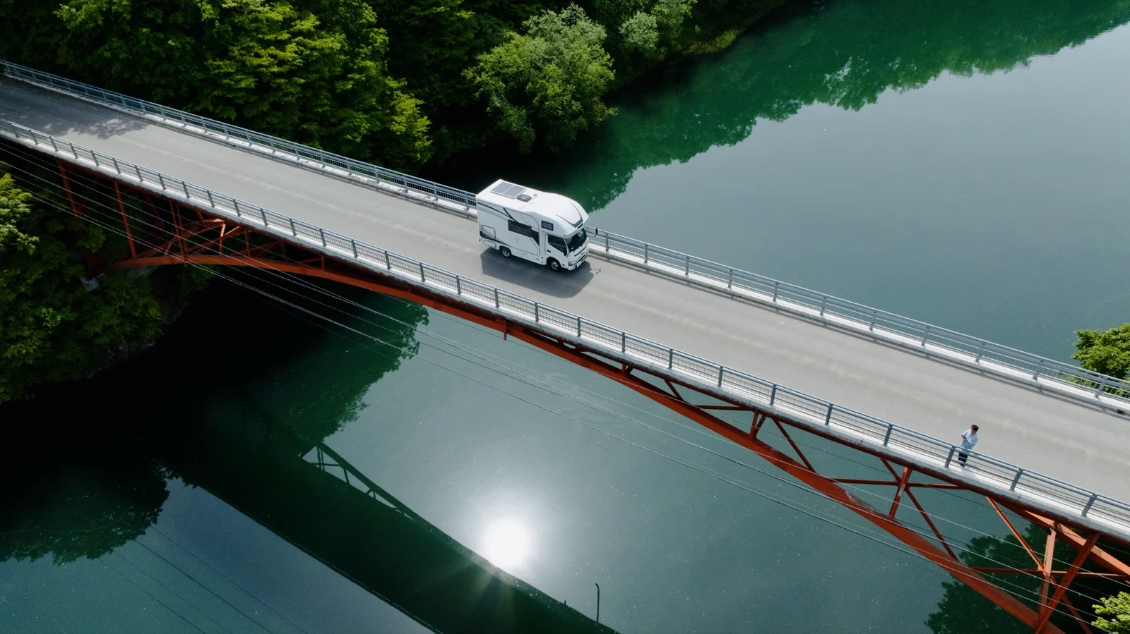 北海道の橋を走るキャンピングカー