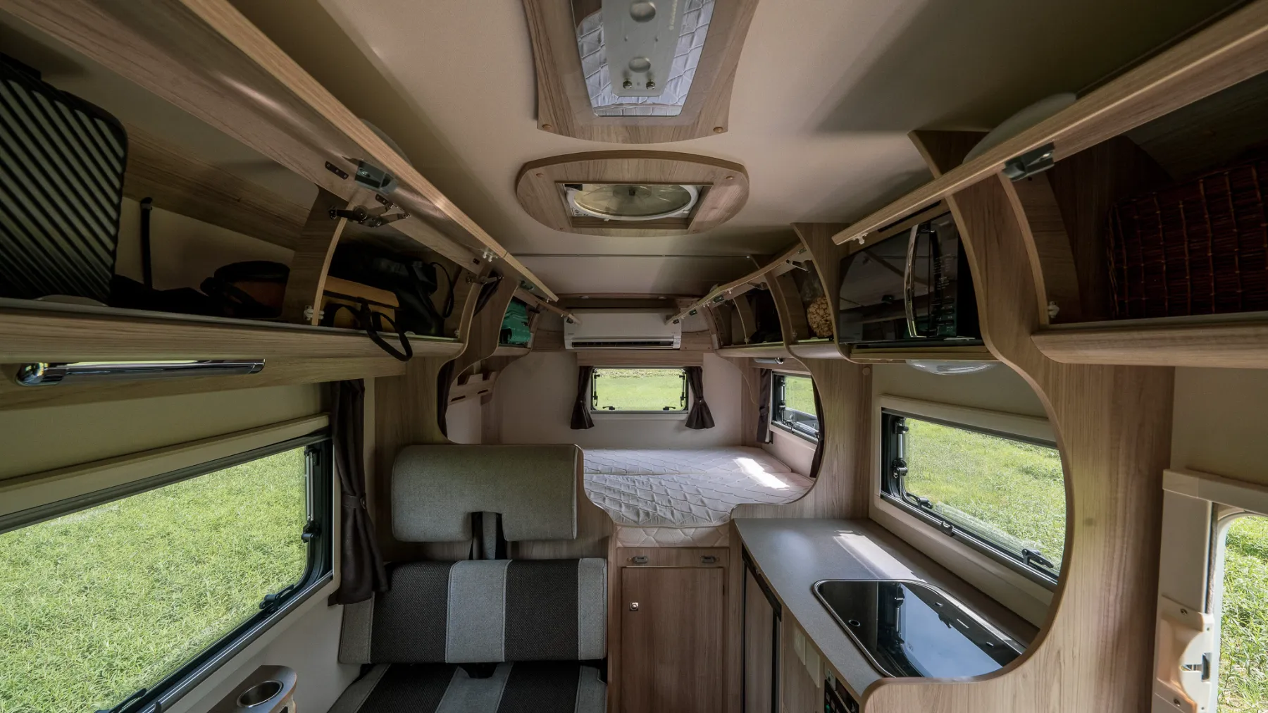 Moving Inn クレソンジャーニー タイプX 車内（後方）