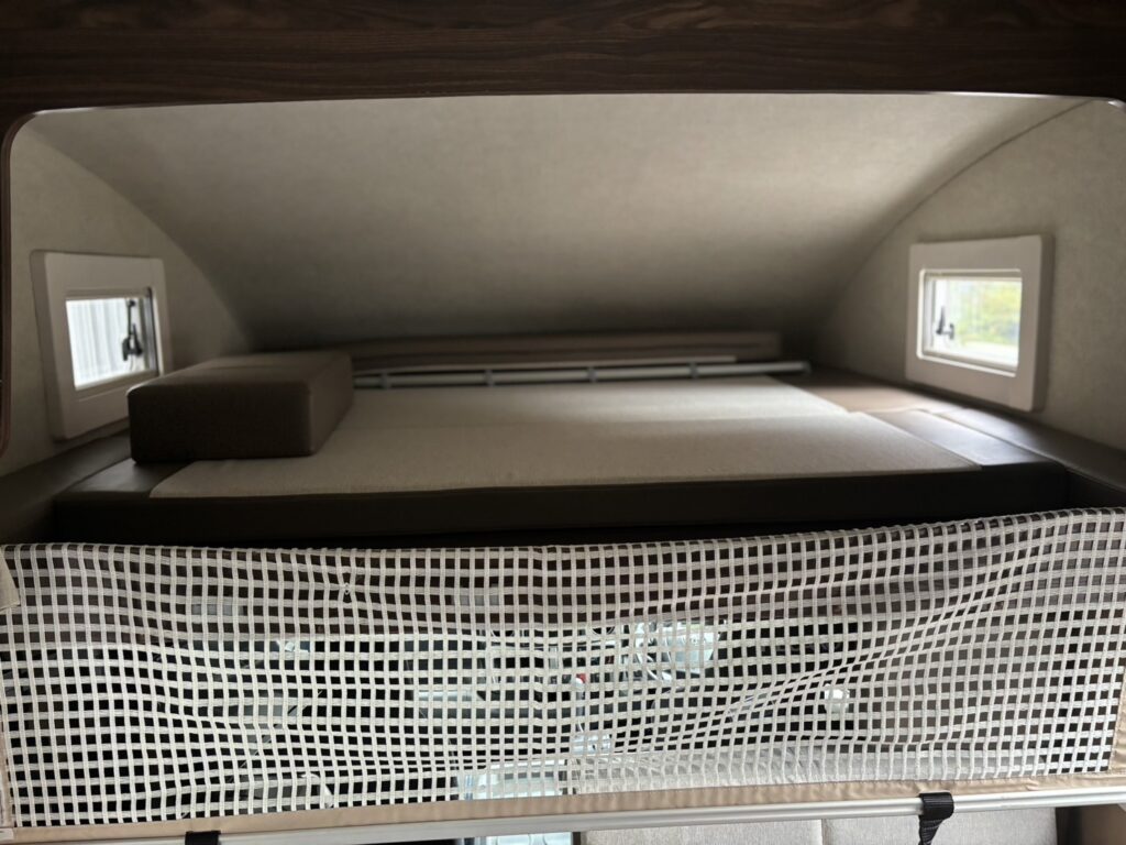 R230 Car Share カムロードキャンピングカー フル装備コルドバンクス 室内 画像3