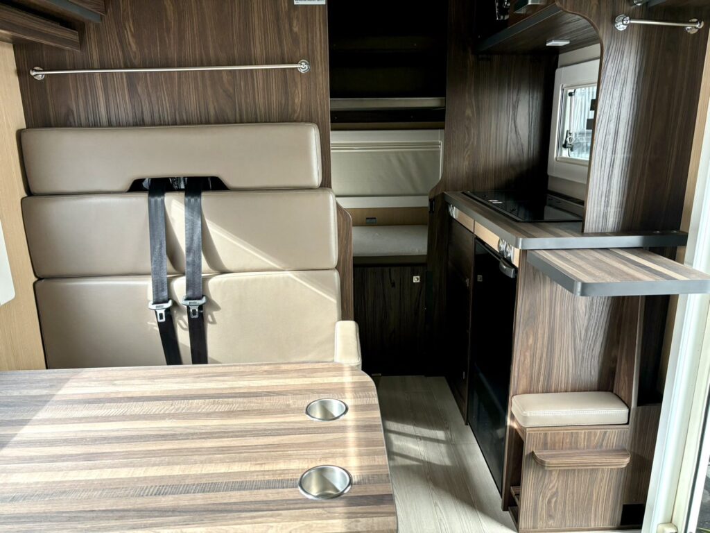 R230 Car Share カムロードキャンピングカー フル装備コルドバンクス 室内 画像4