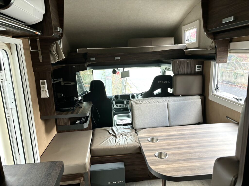 R230 Car Share カムロードキャンピングカー フル装備コルドバンクス 室内 画像5