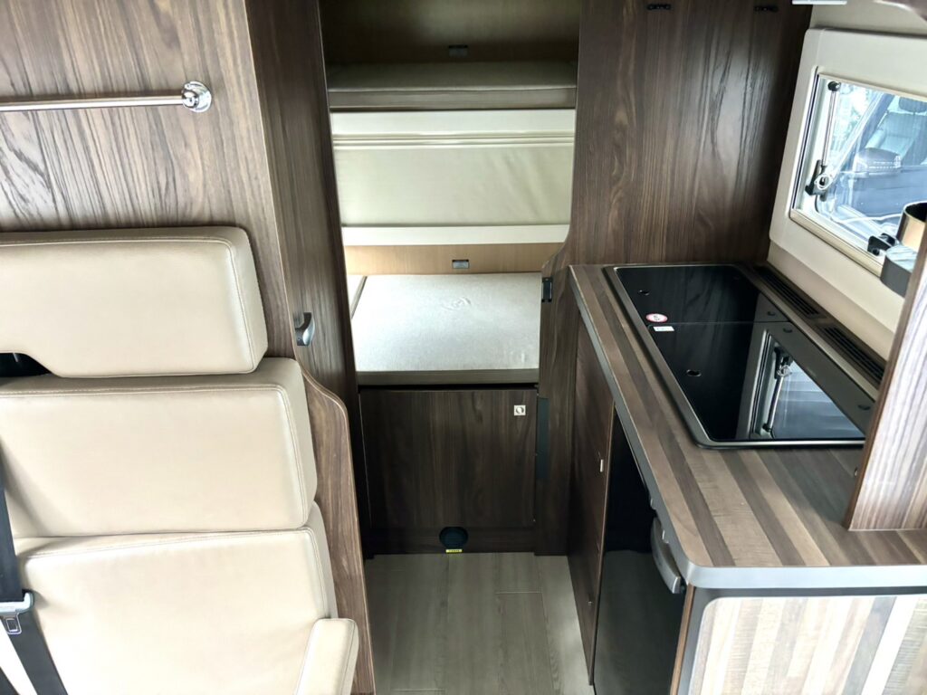 R230 Car Share カムロードキャンピングカー フル装備コルドバンクス 室内 画像6