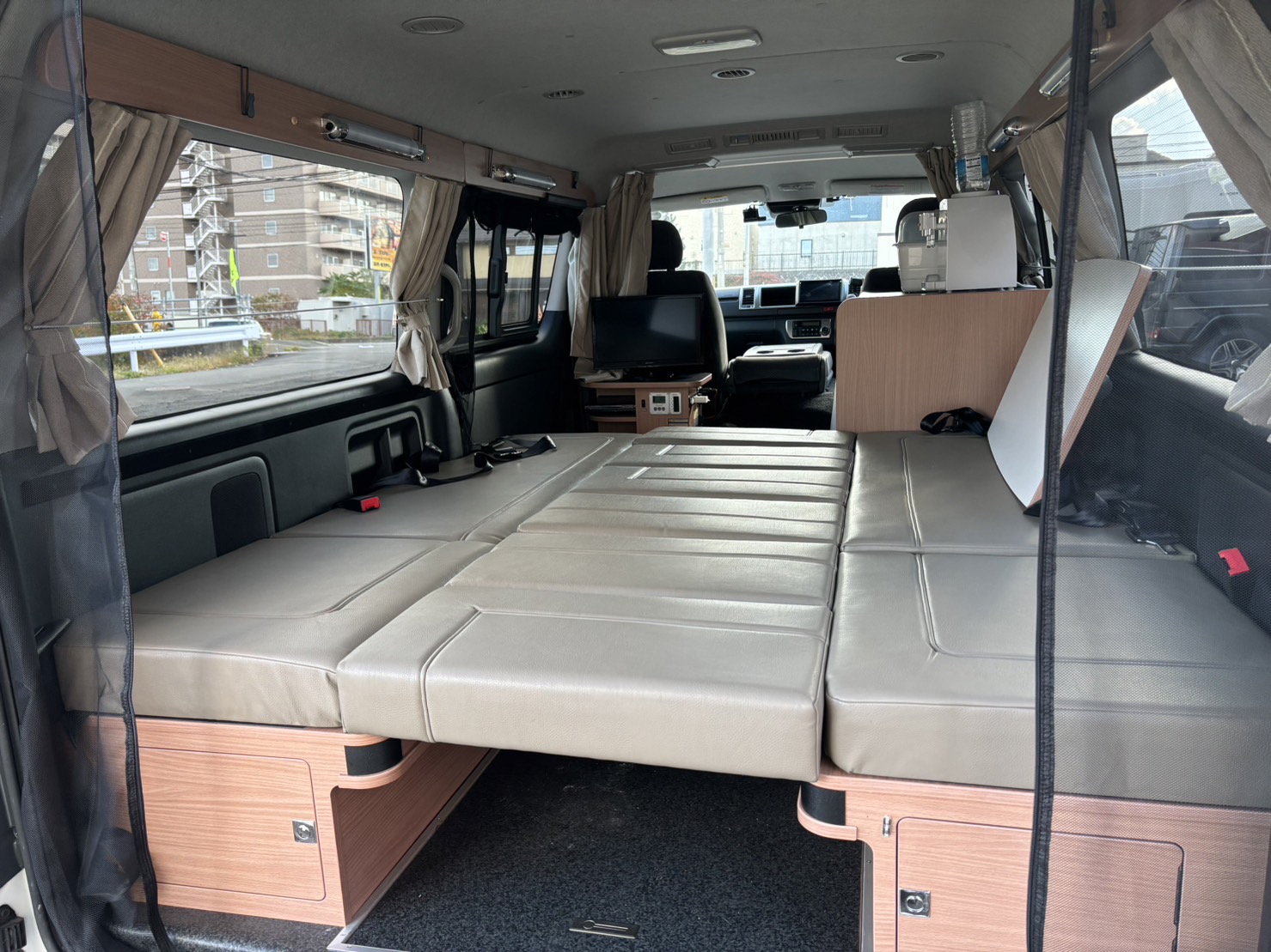 R230 Car Share ハイエース ファミモタイプC 画像2