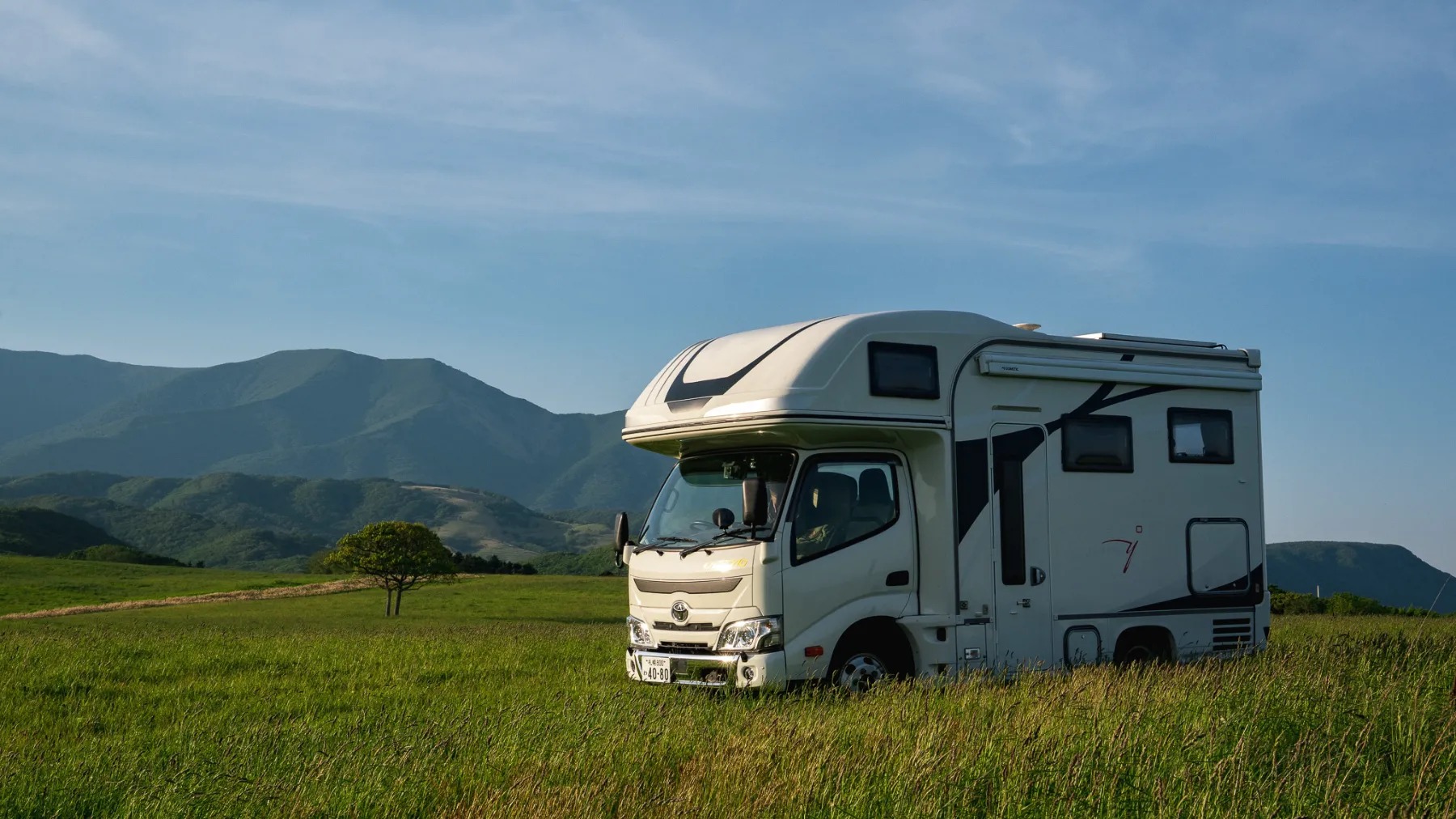北海道の草原に停まるキャブコン「クレソンジャーニー」(Moving Inn)