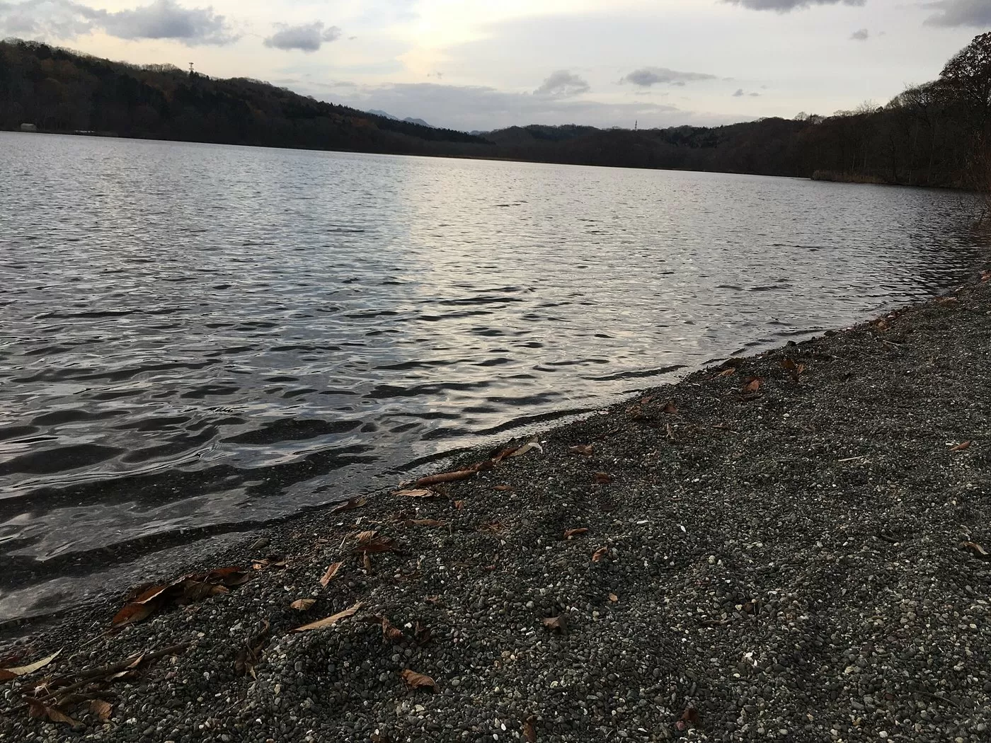 ポロト湖畔の静かな景観