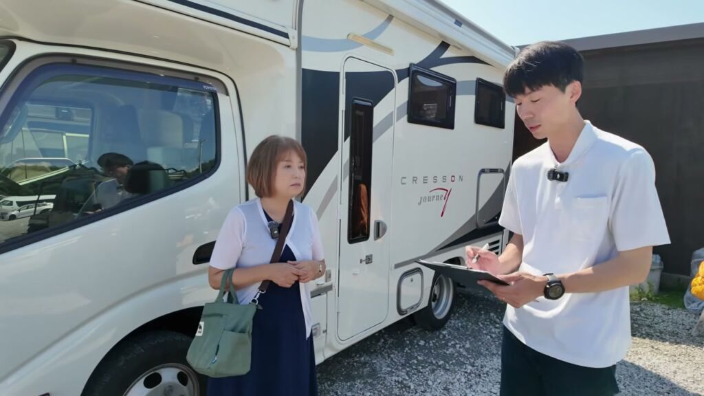 貸渡書の記入と車両説明の様子