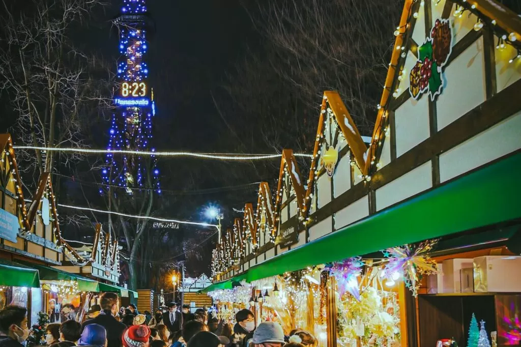 12月の札幌・大通公園のクリスマス市とさっぽろテレビ塔
