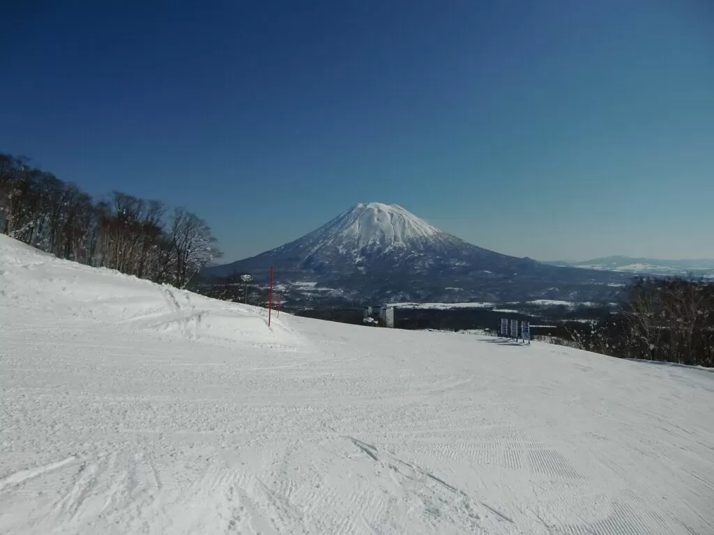 羊蹄山を望むニセコのゲレンデ