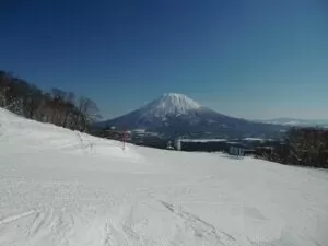 羊蹄山を望むニセコのゲレンデ