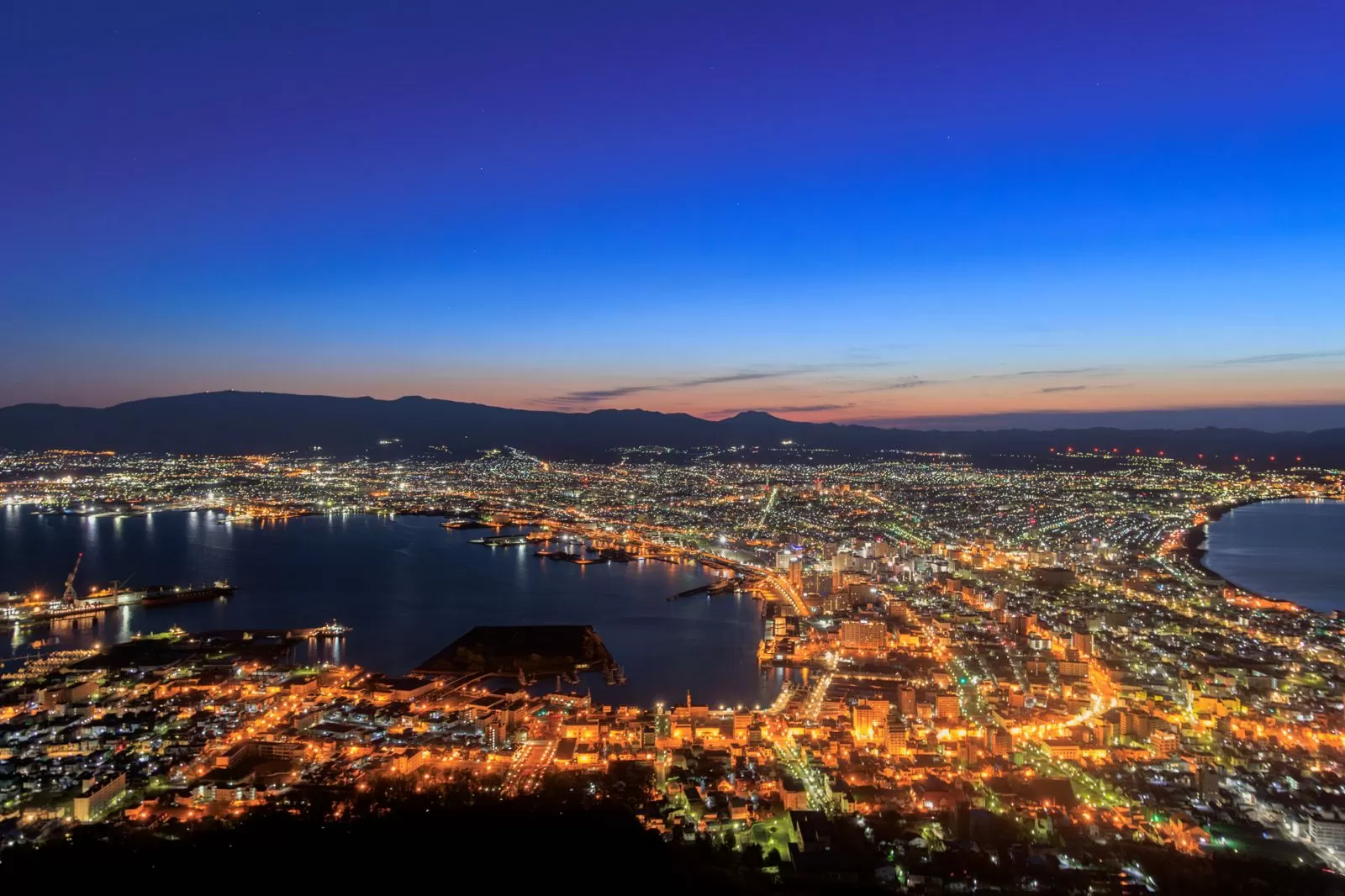 Mt. Hakodate in the morning and at night (Hakodate)