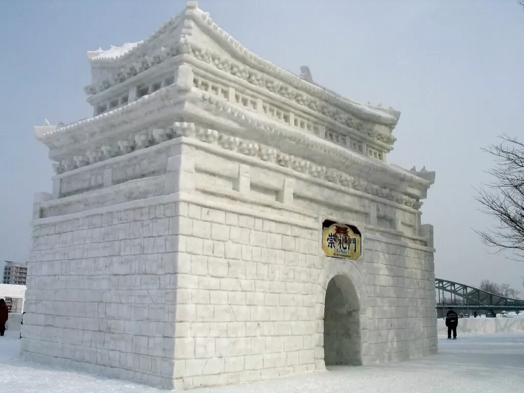 雪でつくられた大きな門の雪像