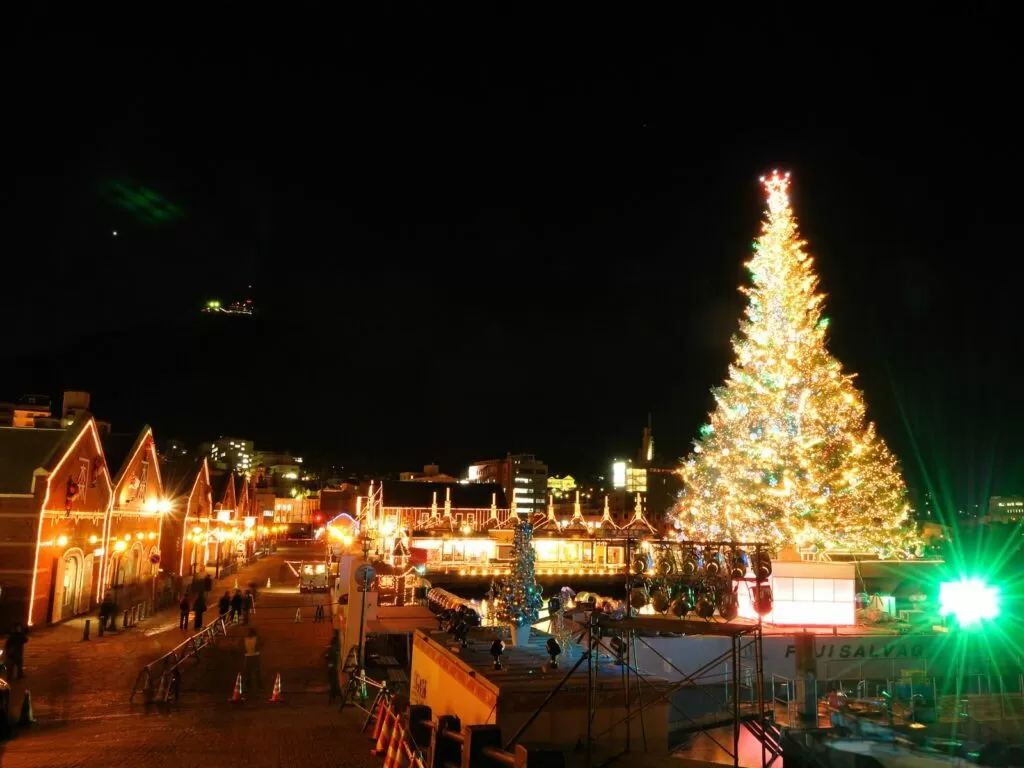 赤レンガ倉庫群の前の海に浮かぶクリスマスツリー