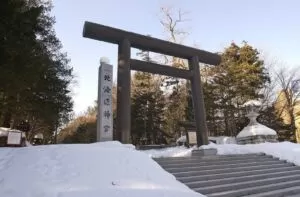 雪の積もった北海道神宮の第二鳥居と参道