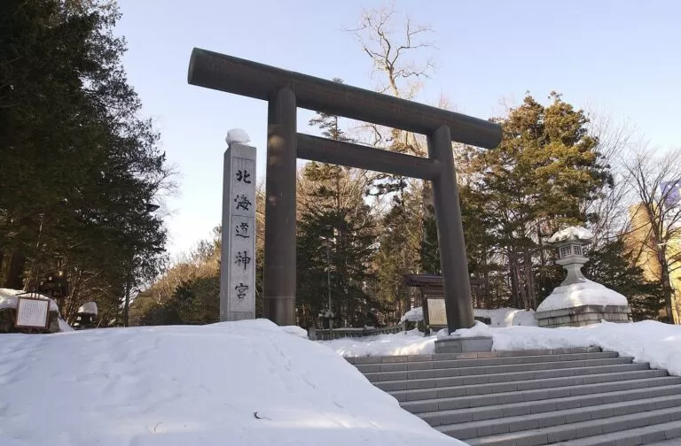 雪の積もった北海道神宮の第二鳥居と参道