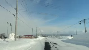 冬の北海道の道路。路肩の矢羽根（視線誘導標）が並ぶ（2012年1月）