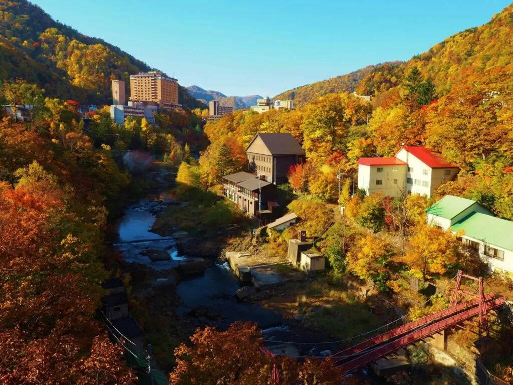 紅葉に囲まれた定山渓温泉の温泉街と渓谷