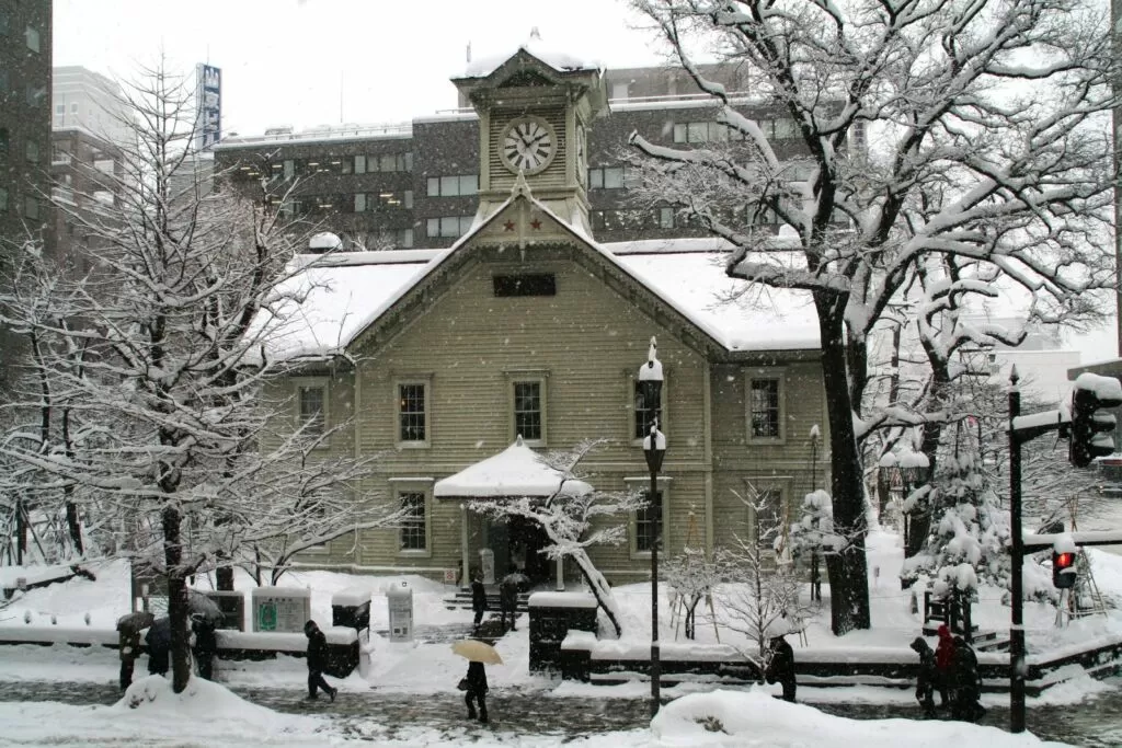 雪が積もった札幌市時計台