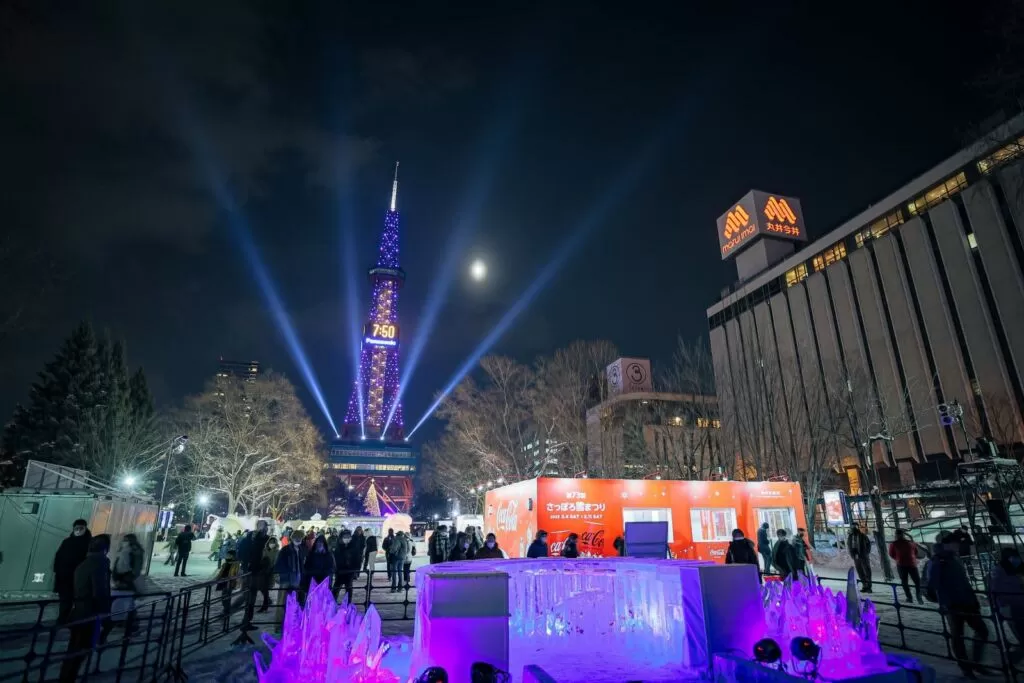 さっぽろ雪まつり期間の夜の大通公園とさっぽろテレビ塔