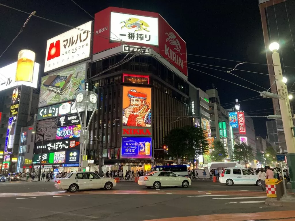 夜のすすきの交差点のネオン