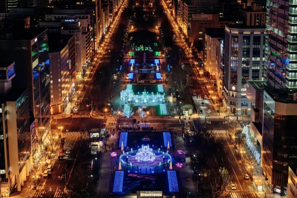 從札幌電視塔俯瞰的冬季大通公園夜景