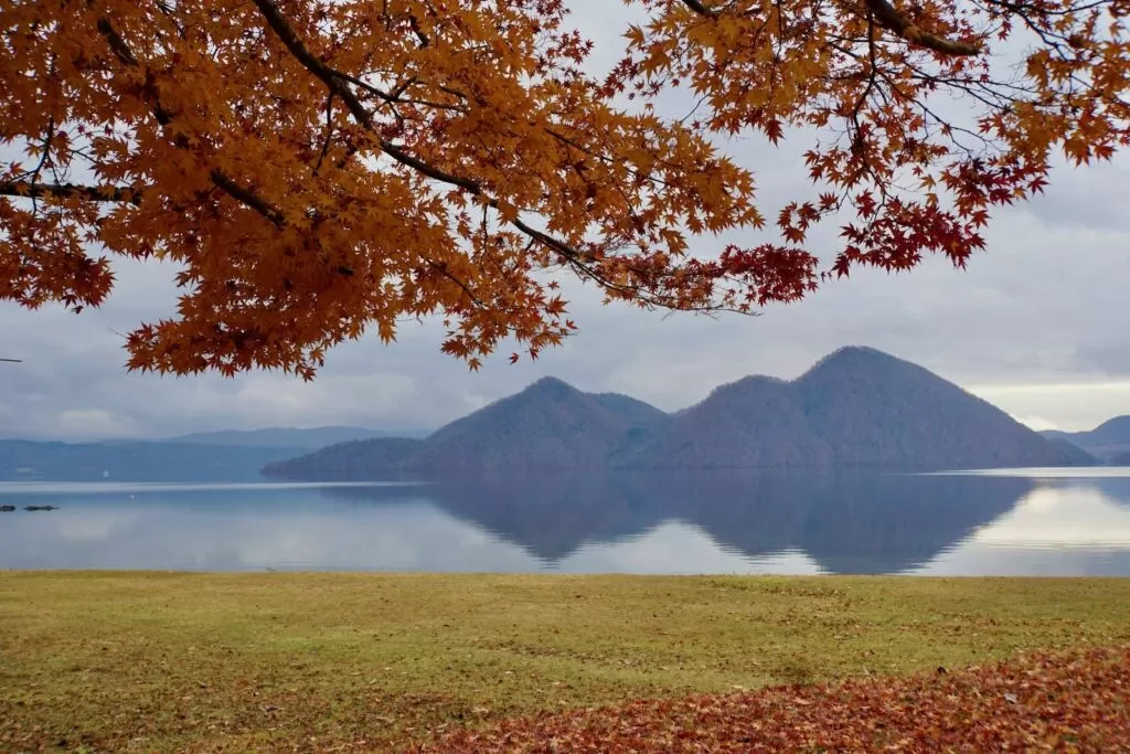 紅葉の洞爺湖と湖に浮かぶ中島