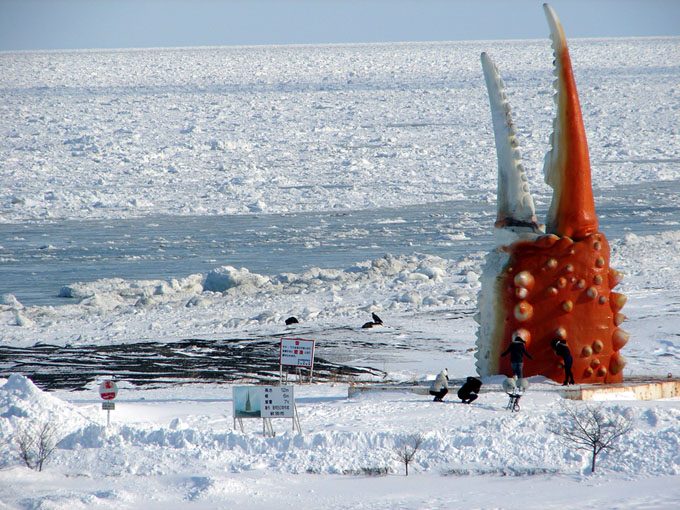 流氷の海を背にした紋別のカニの爪のオブジェ