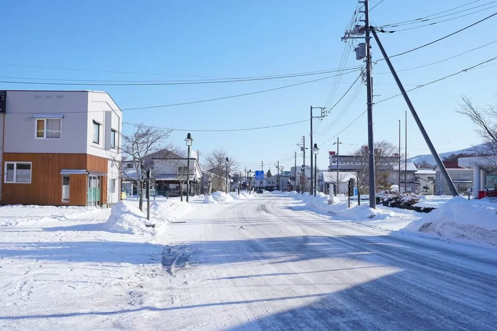 圧雪の町の道路。七飯町 大沼公園駅付近（2026年1月）