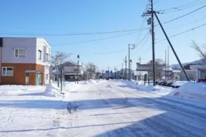 圧雪の町の道路。七飯町 大沼公園駅付近(2026年1月)