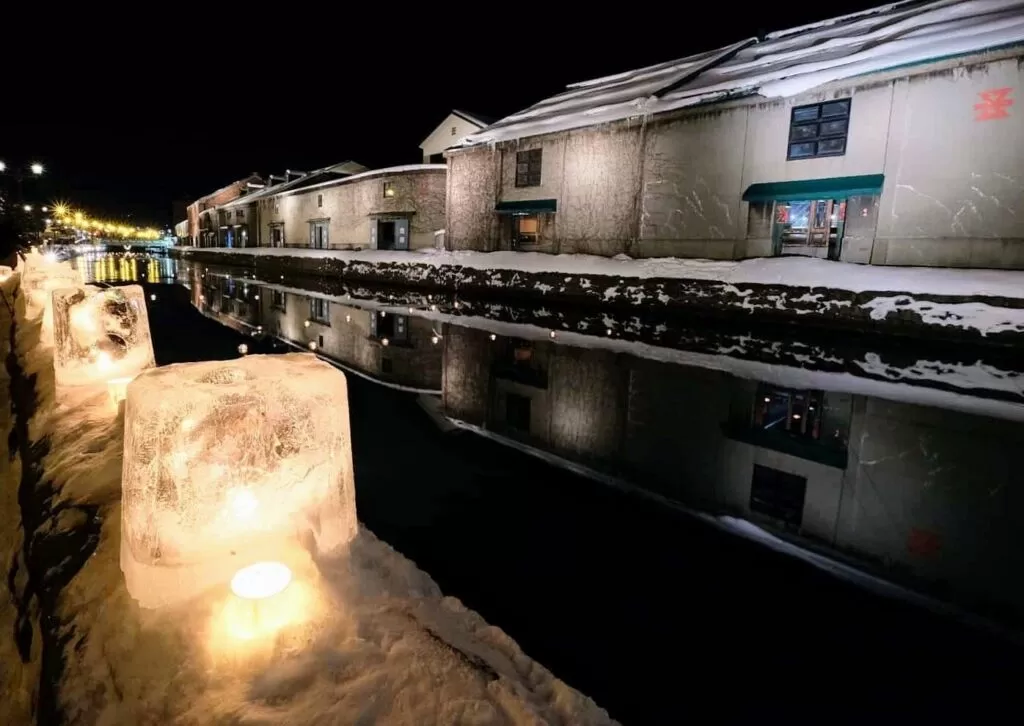 小樽運河沿いに並ぶ氷のキャンドルと雪の倉庫群