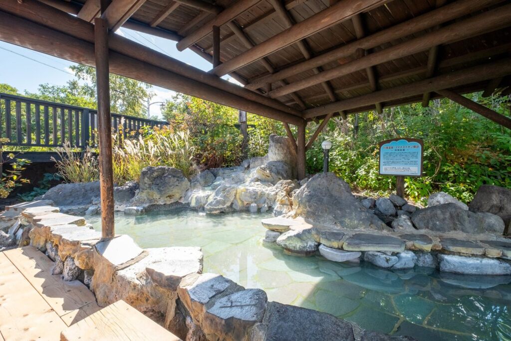 注滿溫泉水、有屋頂的川湯溫泉露天足湯（弟子屈町）
