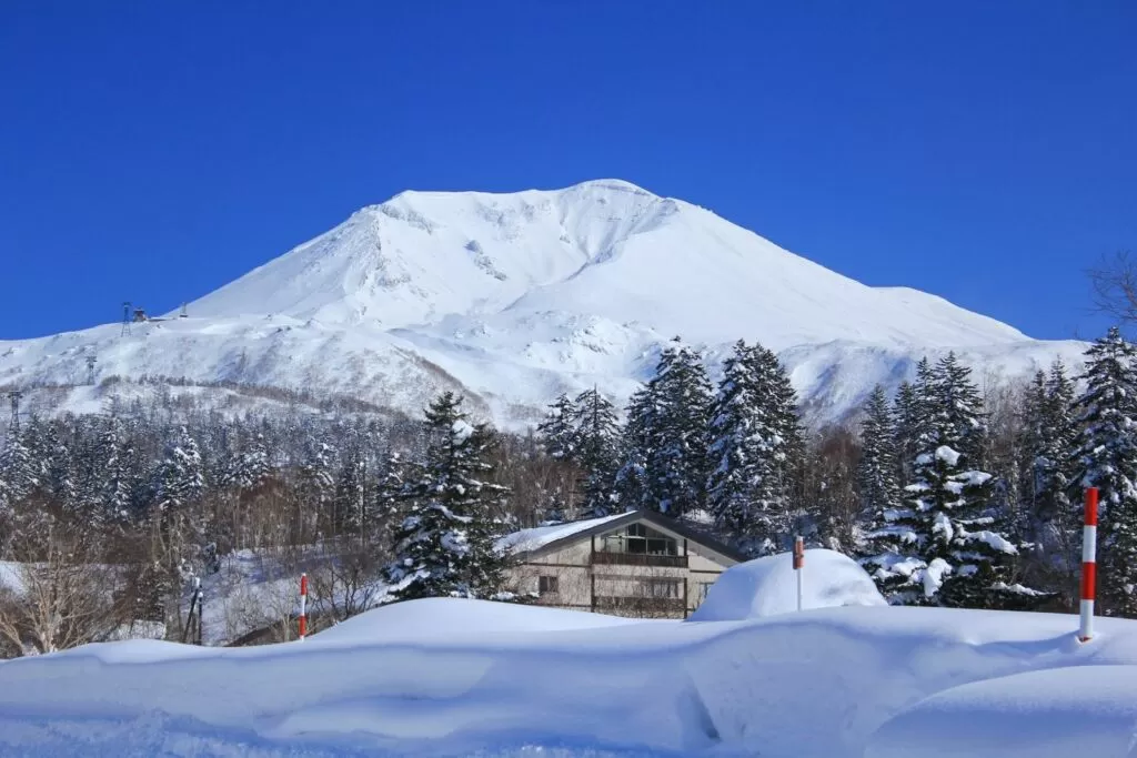 雪に覆われた旭岳と温泉街（東川町 旭岳温泉）