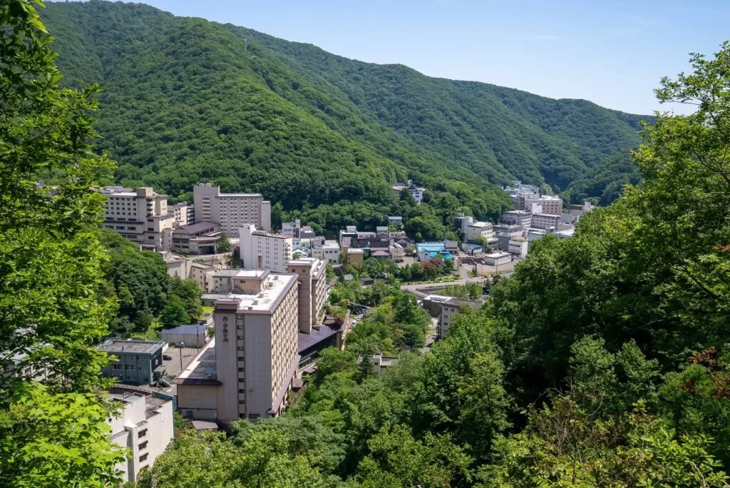 山あいに広がる登別温泉街（登別市）
