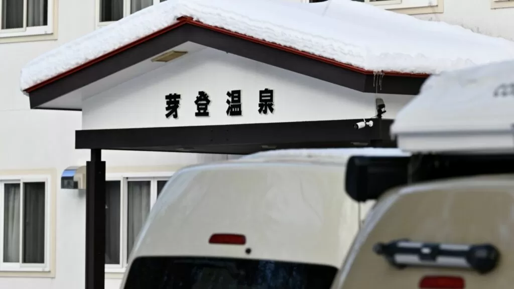 温泉の玄関前に停まるキャンピングカー