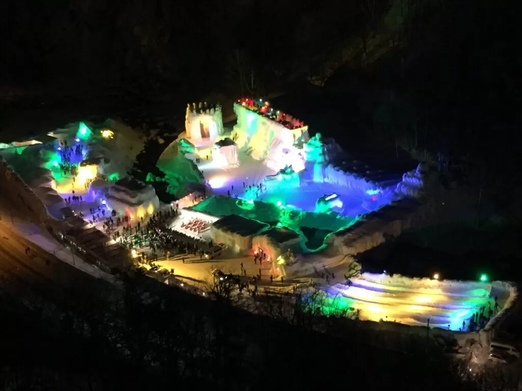 高台から見下ろした夜の層雲峡氷瀑まつりの会場