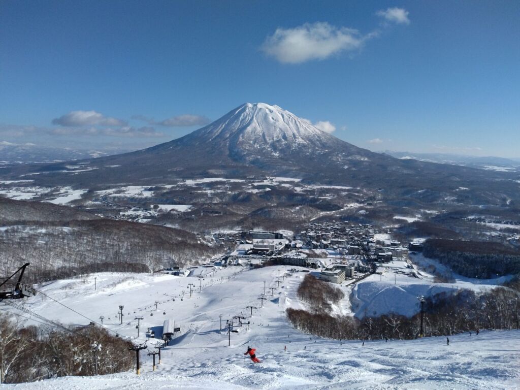 겨울의 요테이산과 기슭의 니세코 스키장