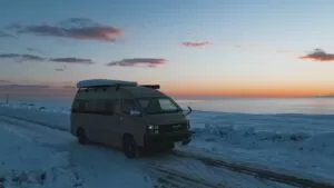 冬の海辺に停まるキャンピングカー